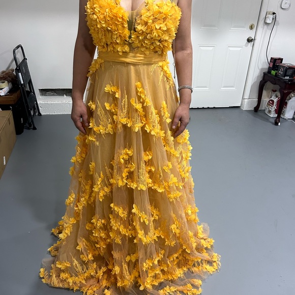 Luxury brands new dress is perfect for graduation, wedding or engagement. - Picture 4 of 7